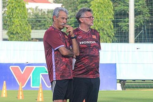 HLV Troussier có cộng sự mới