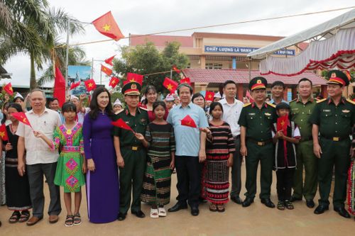 Bộ trưởng Nguyễn Kim Sơn thăm học sinh vùng khó trước thềm năm học mới