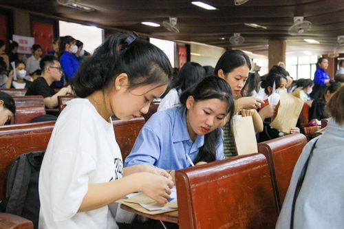 Hơn 1.200 tân sinh viên Trường ĐH Sư phạm, ĐH Huế làm thủ tục nhập học
