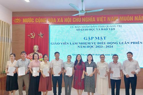 Lãnh đạo Sở GD&ĐT Quảng Trị động viên nhà giáo tình nguyện lên miền núi dạy học