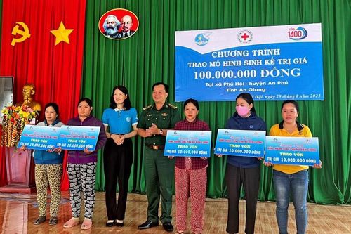 Trao sinh kế, học bổng cho phụ nữ và học sinh nghèo nơi biên giới An Giang