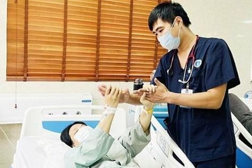 Người phụ nữ bị đột quỵ vì tự ý dừng thuốc chống đông máu
