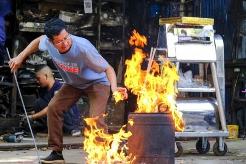 Hà Nội: Nhiều tuyến phố mù mịt khói do tục đốt vàng mã ngày rằm tháng 7