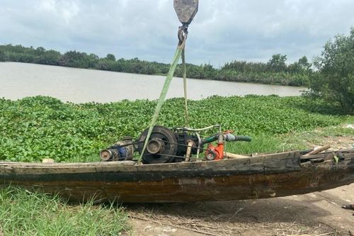 Bắt 1 ghe hút cát lậu trên sông Đồng Nai