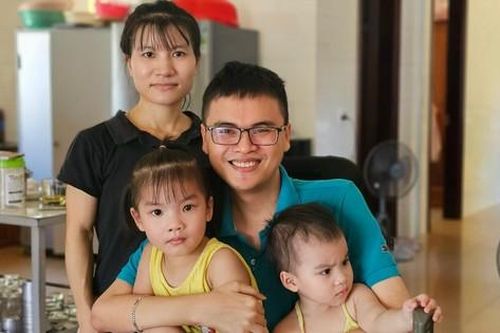Ngồi xe lăn ở Quảng Bình, nhận lương từ Singapore