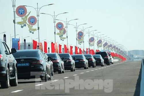 Thủ tướng Phạm Minh Chính dự lễ khánh thành và cắt băng chính thức thông xe cầu Vĩnh Tuy 2