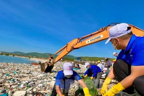 Dọn hơn 400 tấn rác thải ở Sa Huỳnh