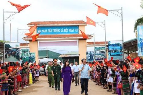 Bộ trưởng Giáo dục thăm, tăng quà học sinh Đắk Nông