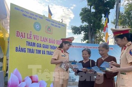 Lạng Sơn phát trên 5.000 tờ rơi tuyên truyền trật tự an toàn giao thông nhân lễ Vu lan