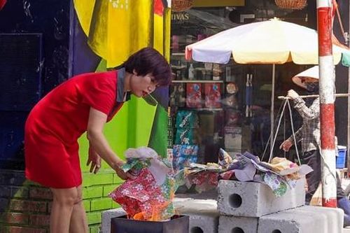 Vô tư đốt vàng mã dưới trạm biến áp sau lễ cúng Rằm tháng Bảy
