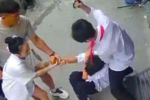 Hé lộ nguyên nhân nam sinh bị nữ giáo viên cùng nhiều người lớn đánh hội đồng