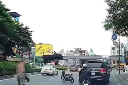 Triệu tập người đàn ông ném dao vào ô tô Land Cruiser