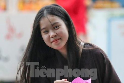 Người dân TPHCM dầm mưa thả hoa đăng, cầu bình an trong ngày rằm tháng Bảy