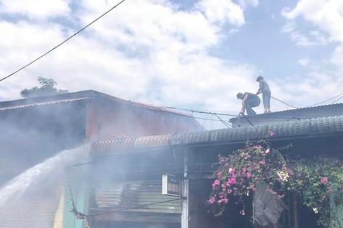 Một người dân được giải thoát trong vụ cháy khiến 3 căn nhà bị thiêu rụi