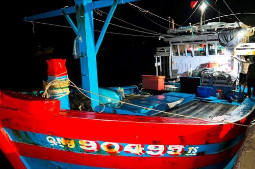 Tàu cá Quảng Ngãi bị tàu nước ngoài tấn công bằng vòi rồng