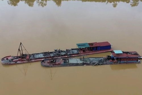 Bắt giữ 2 tàu hút cát trái phép trên sông Mã