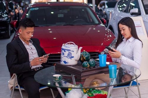 Giá ô tô giảm 'kịch sàn' trong tháng Ngâu, dân buôn xe vẫn ngồi chơi xơi nước