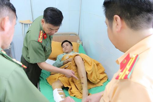 Dừng xe kiểm tra vi phạm, cảnh sát giao thông bị thiếu niên tông gãy chân