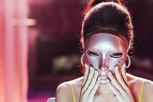 'Cô gái mang mặt nạ' gây bão toàn cầu, hot nhất tại Việt Nam