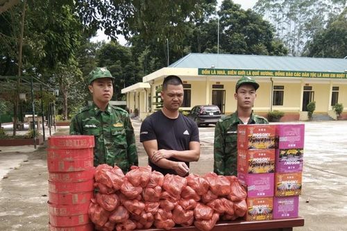 Triệt phá đường dây buôn bán thuốc lá và pháo lậu quy mô lớn