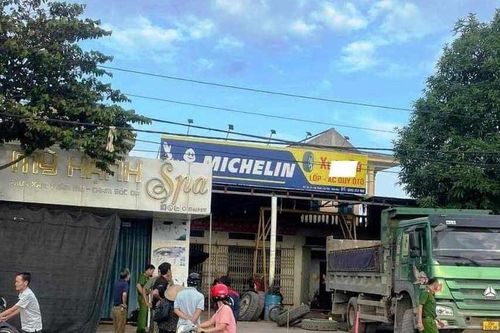 Nổ lốp ô tô khiến 2 người tử vong ở Ninh Bình