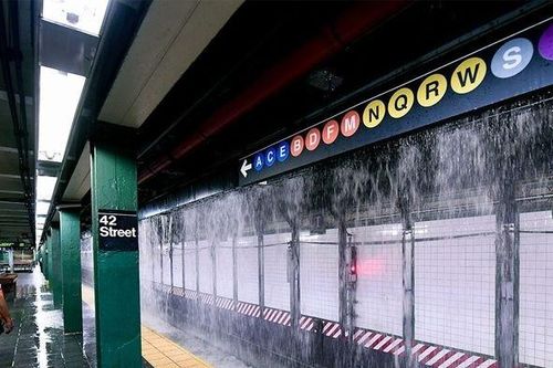 Vỡ đường ống, nước đổ như thác tại ga tàu New York
