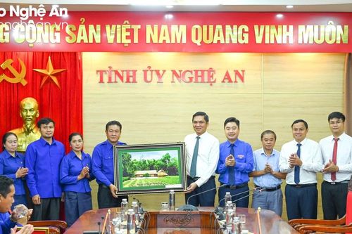 Đoàn đại biểu Đoàn Thanh niên nhân dân cách mạng Lào chào xã giao lãnh đạo tỉnh Nghệ An