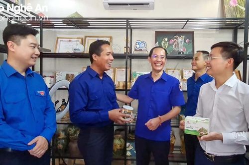 Đoàn đại biểu Thanh niên nhân dân cách mạng Lào tham quan mô hình kinh tế tại Nghệ An