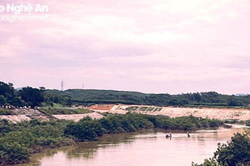 Tìm kiếm cháu bé nghi trượt chân đuối nước