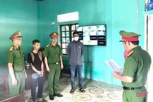 'Khoắng' tiền công đức chơi game