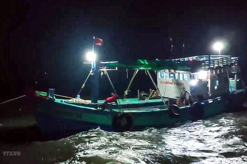 Cứu hộ thành công một tàu cá gặp nạn trên biển ở Sóc Trăng