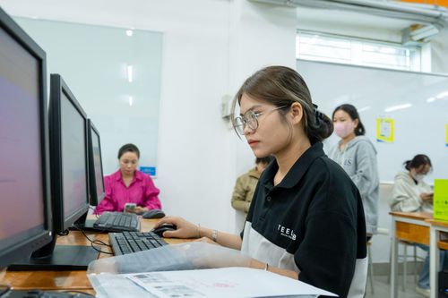 Nữ sinh nghèo, mồ côi cha mẹ và ước mơ trở thành điều dưỡng chăm sóc bệnh nhân