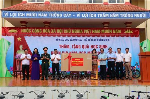 Năm học mới 2023 - 2024: Tặng quà cho học sinh vùng sâu tỉnh Đắk Nông