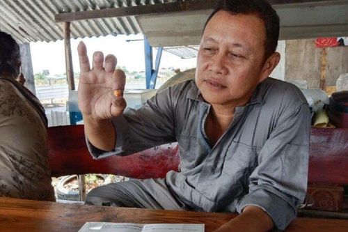 Mua ốc về nhậu không ngờ đổi đời nhờ nhặt được vật lạ màu cam