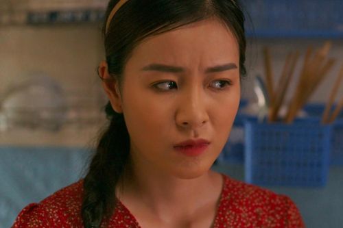 Làng Trong Phố tập 23: Một nhân viên xưởng may thông báo có thai với quản đốc