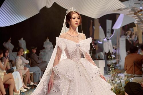 Vợ Hồ Quang Hiếu diện váy cưới lộng lẫy khiến khán giả tròn xoe mắt