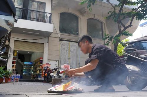 Người dân phố cổ đốt vàng mã sau cúng Rằm tháng Bảy ngay trên vỉa hè