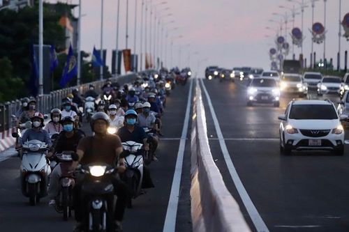 Ngày đầu thông xe cầu Vĩnh Tuy 2, người dân dễ dàng di chuyển về nhà