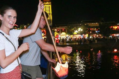 Hàng nghìn du khách đổ về Hội An, xếp hàng thả hoa đăng trong Lễ Vu Lan