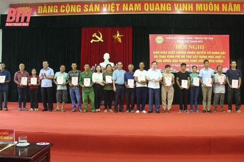 TP Thanh Hóa bàn giao giấy chứng nhận quyền sử dụng đất cho đồng bào nghèo sinh sống trên sông