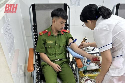 Chiến sỹ Cảnh sát PCCC hiến máu cứu người bị suy thận