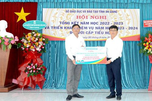 Trao tặng hơn 56.000 bản sách giáo khoa cho học sinh