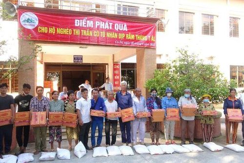 Công ty TNHH MTV Khai thác và Chế biến đá An Giang tặng 200 phần quà cho người nghèo dịp rằm tháng 7