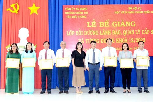 An Giang: 61 cán bộ lãnh đạo, quản lý cấp sở và tương đương hoàn thành khóa bồi dưỡng lãnh đạo, quản lý cấp sở