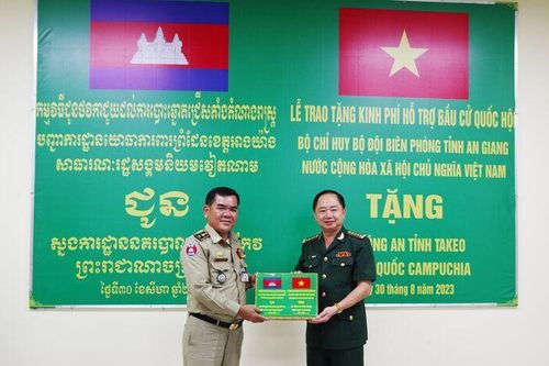 Bộ đội Biên phòng tỉnh An Giang trao hỗ trợ kinh phí Ty Công an tỉnh Takeo