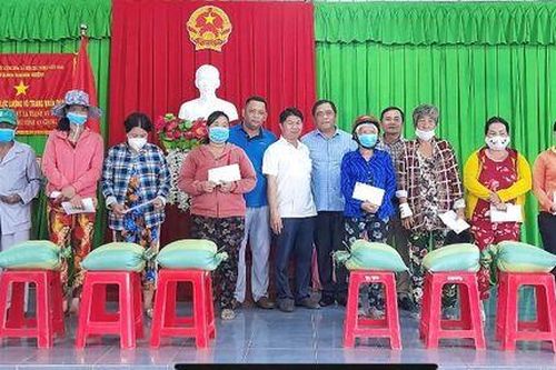 Tặng 250 suất quà cho người dân xã Thạnh Mỹ Tây