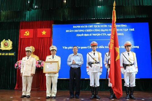 Công an An Giang công bố quyết định kiện toàn tổ chức bộ máy theo đề án của Bộ Công an và trao tặng các hình thức khen thưởng cấp Nhà nước
