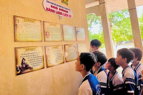 'Hành lang lịch sử - Tích hợp điện tử' tại Trường THCS Thạnh Mỹ Tây