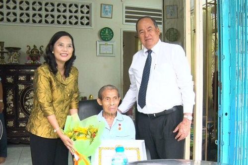 Phó Bí thư Tỉnh ủy, Chủ tịch UBND tỉnh An Giang Nguyễn Thanh Bình trao Huy hiệu Đảng tại nhà cho đảng viên cao niên tuổi Đảng