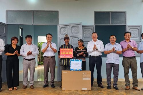 Bí thư Thành ủy Pleiku trao kinh phí hỗ trợ xây nhà cho 4 hộ nghèo tại xã Gào và Ia Kênh